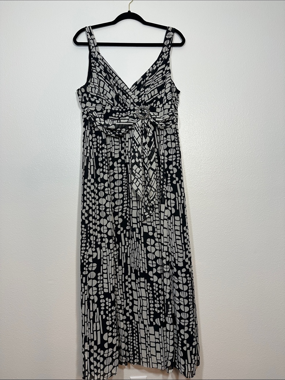 Robbie Bee Black and White Geometric Maxi Dress
